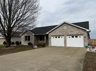 917 Monarch Dr, Chatham, IL 62629