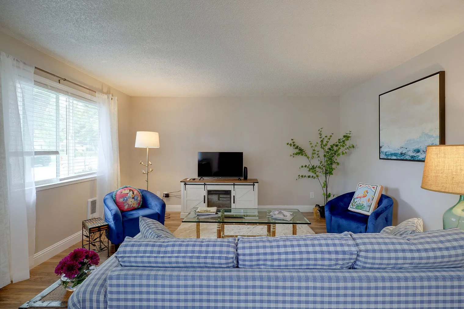 2 bed, 1.0 bath, 990 sqft, $3,027 — Photo 4