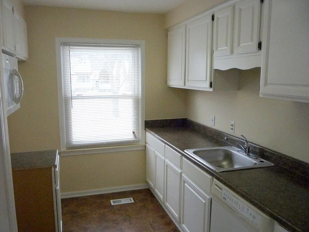 3 bed, 900 sqft, $1,350 — Photo 2