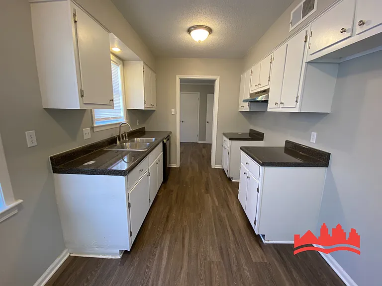 4574 Whiteside St — Photo 7