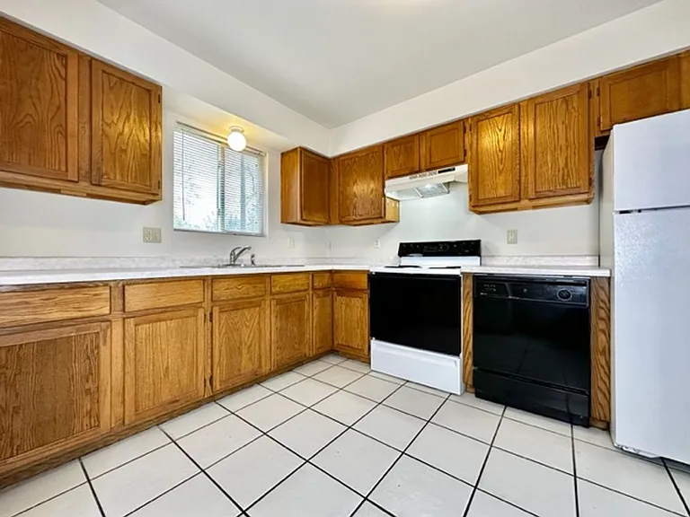 225 Fort Howard Ave — Photo 8