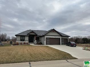 760 Crooked Tree Ln, Dakota Dunes, SD 57049