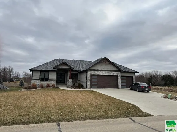 760 Crooked Tree Ln, Dakota Dunes, SD 57049