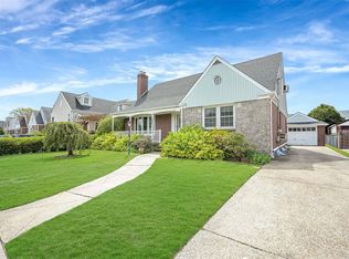 361 Andrews Rd, Mineola, NY 11501