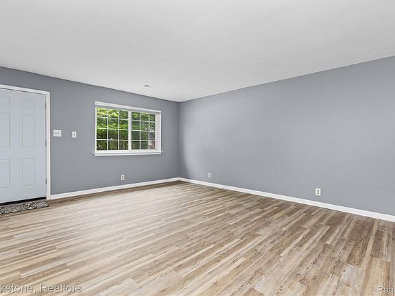 4th image of 24089 Hopkins St