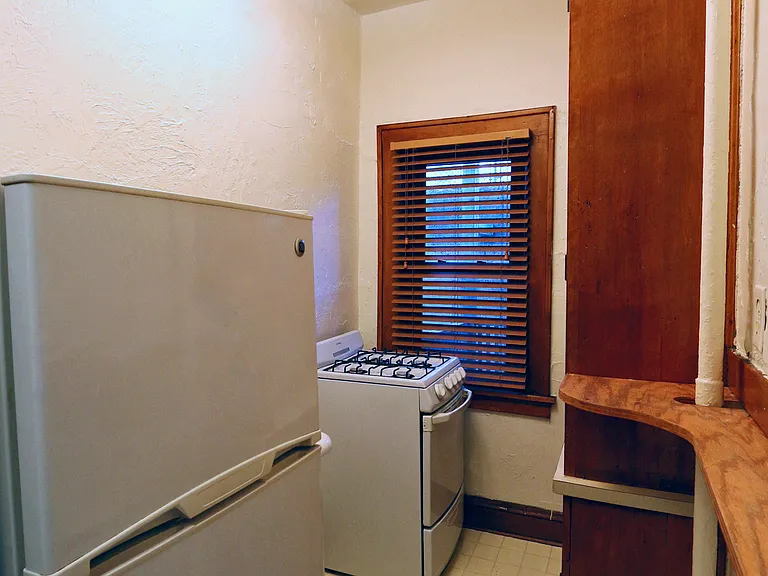 225 Place Apartments — Photo 32