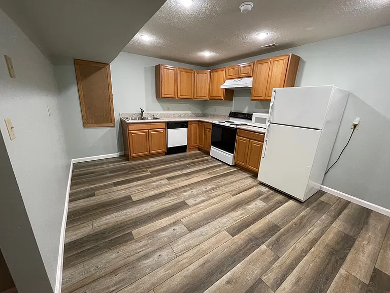 21707 Harrison St — Photo 29