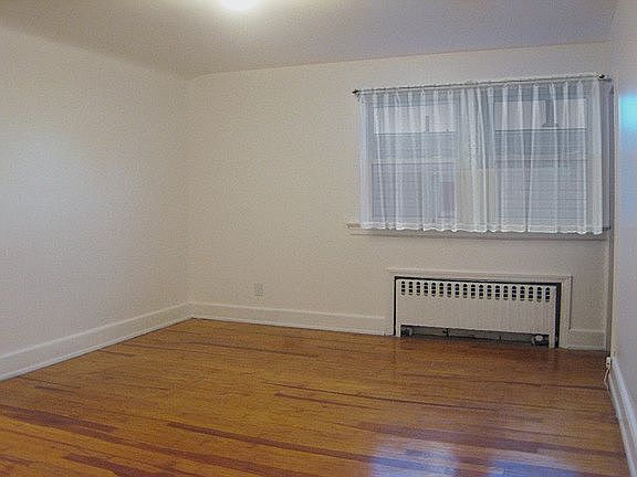 MAIN BEDROOM W/ SMALL WALK IN CLOSET