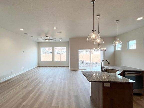 4th image of 3007 E Smith Creek Dr