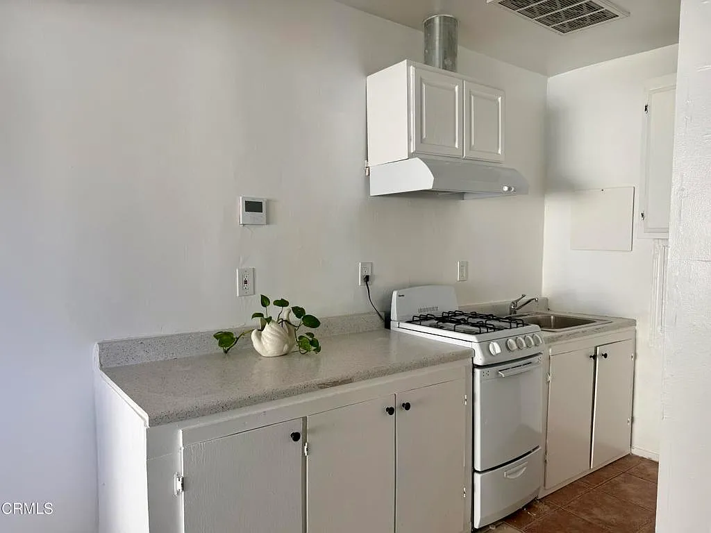 1 bed, 1.0 bath, 450 sqft, $1,800 — Photo 3