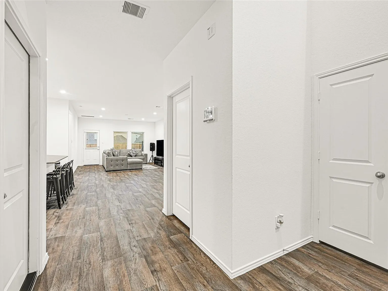 4 bed, 2.5 bath, 2336 sqft, $2,400 — Photo 4