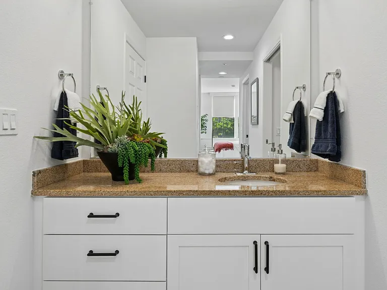 Marlin Cove Apartments — Photo 30