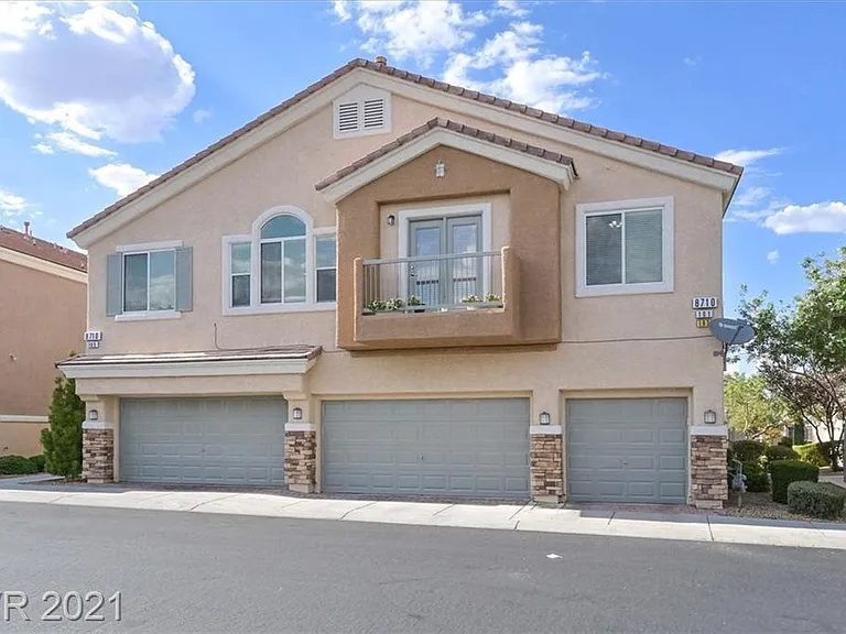 Entire top floor you see is this unit. Nobody above below or on the sides