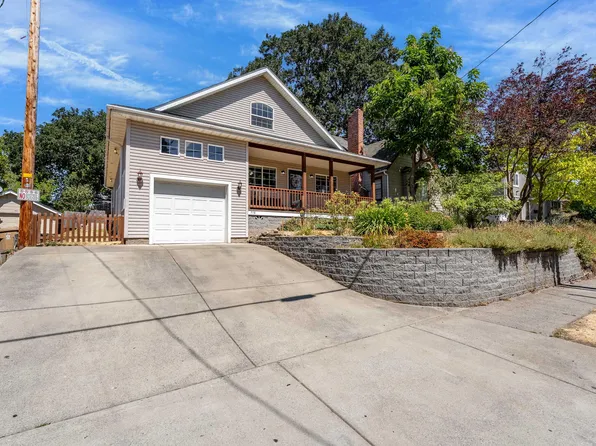 718 NE A St, Grants Pass, OR 97526
