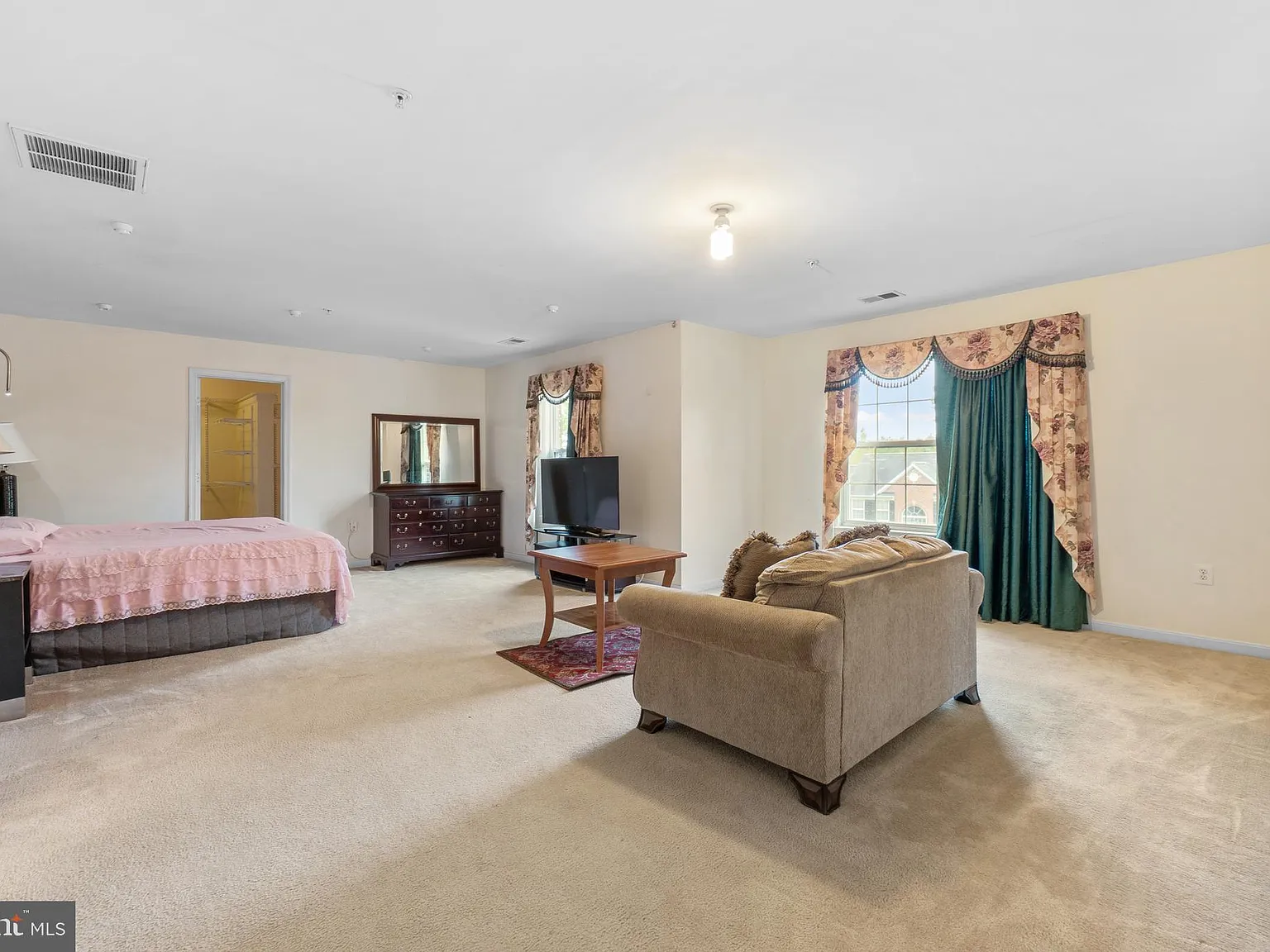 4 bed, 2.5 bath, 3098 sqft, $4,250 — Photo 3