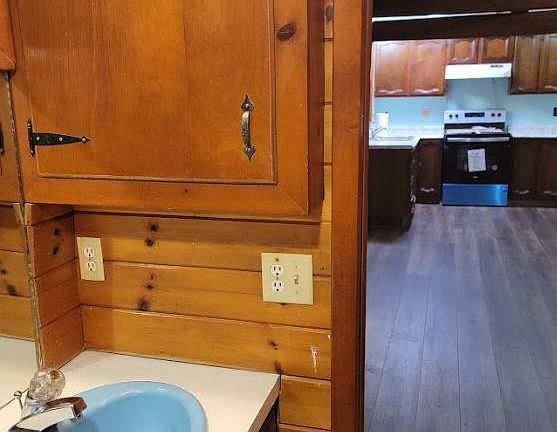 Bathroom sink