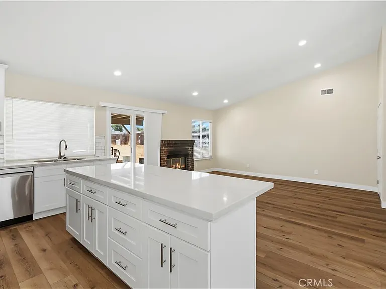 11471 Hollyvale Ave — Photo 2