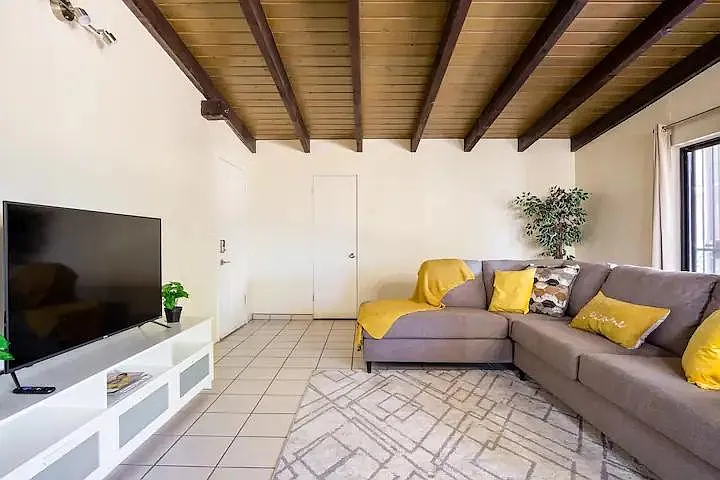 2401 N Jordan Dr — Photo 23