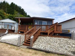 140 Riggs Hill Ln, Winchester Bay, OR 97467