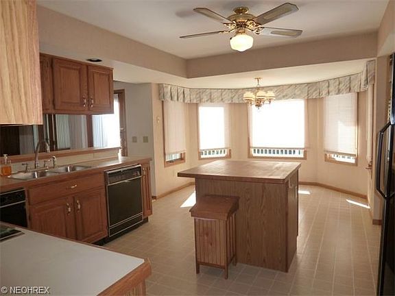 BEAUTIFUL SUNNY DINING AREA IN KITCHEN