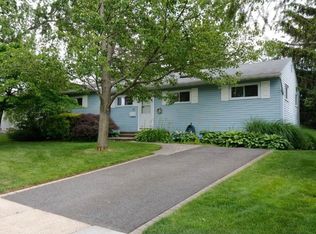 19 Main Pkwy, Plainview, NY 11803