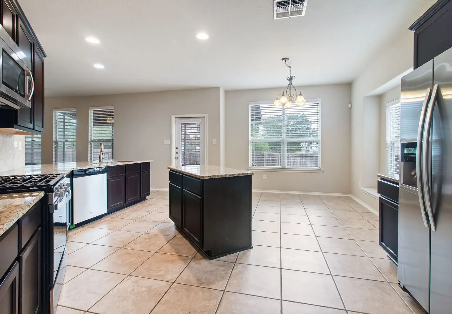 4 bed, 3.0 bath, 3197 sqft, $2,200 — Photo 4