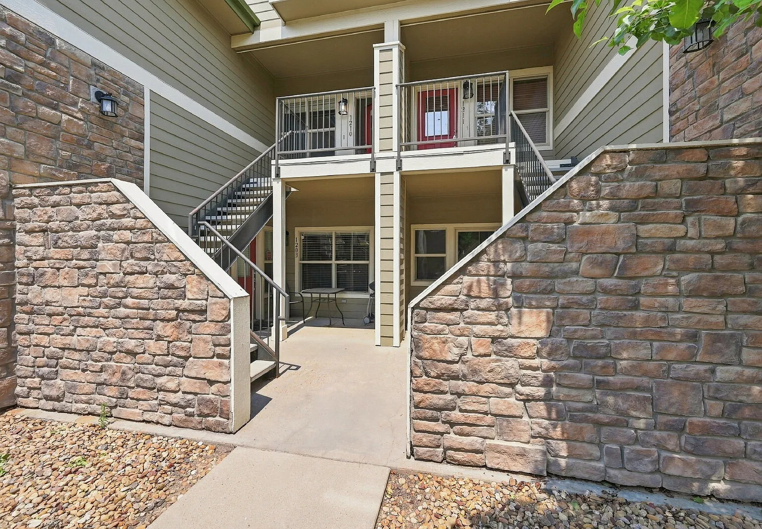 1 bed, 1.0 bath, 1098 sqft, $1,846 — Photo 3