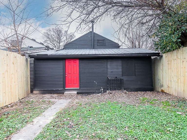1721 W Oak St — Photo 3