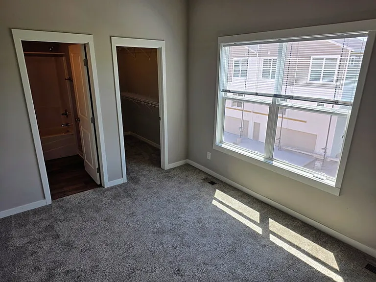 301 SE 11th St #706 — Photo 16