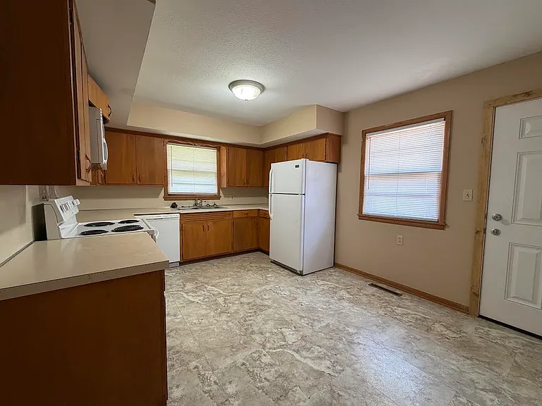 1363 E Elm St — Photo 3