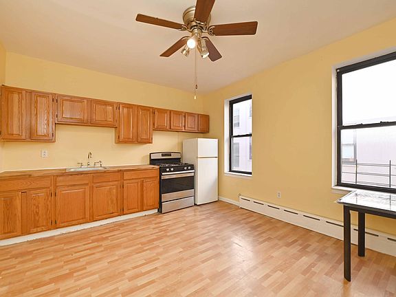 4th image of 2738 E 19th St #909