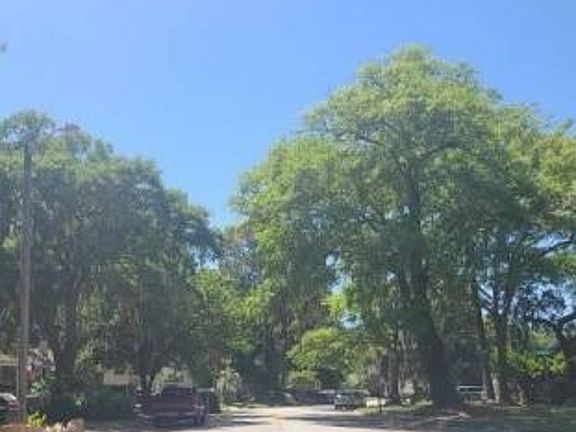Exterior Neighborhood (street photo)
