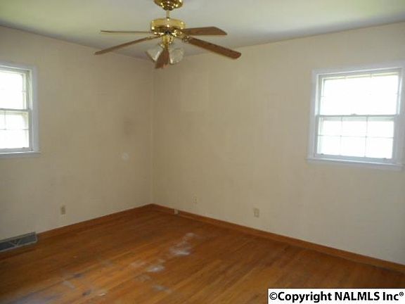 5th image of 601 Marguerite Dr NW