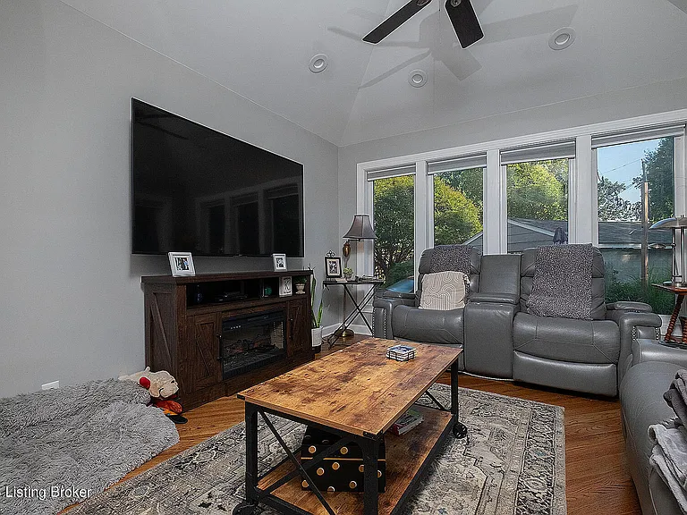 211 S Sherrin Ave — Photo 18