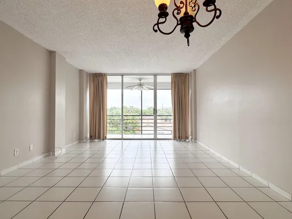 109 Royal Park Drive #3E, Oakland Park, FL 33309