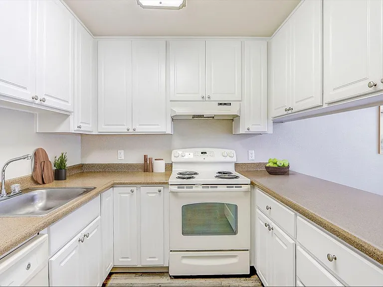 Stoneybrook Apartments — Photo 10