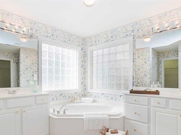 Huge and full of light throughout the day bathroom, with two closet and two separate sinks and mirrors. Independent pot room and glass shower room.