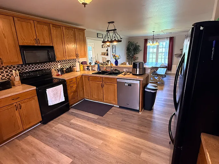 989 Bateman Dr — Photo 4