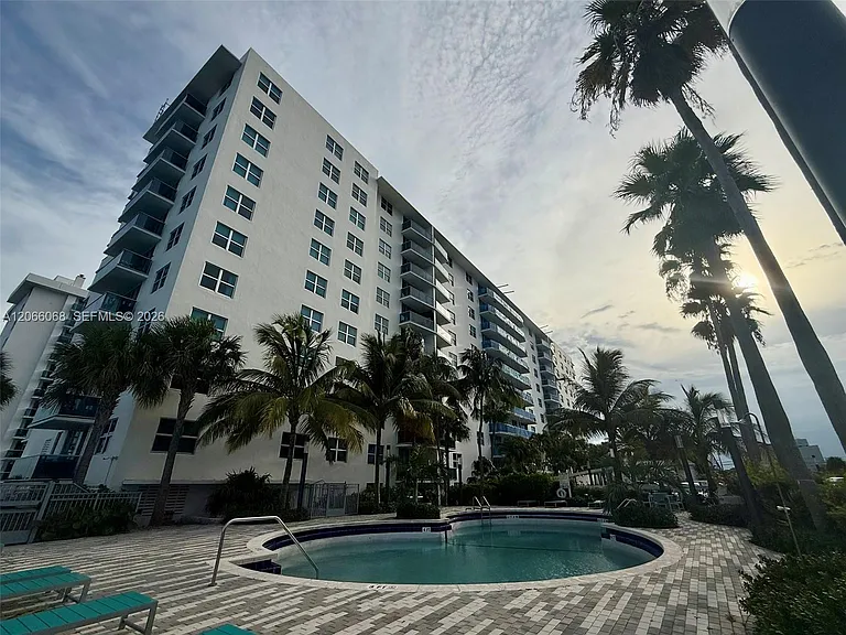 7501 E Treasure Dr #3H — Photo 28