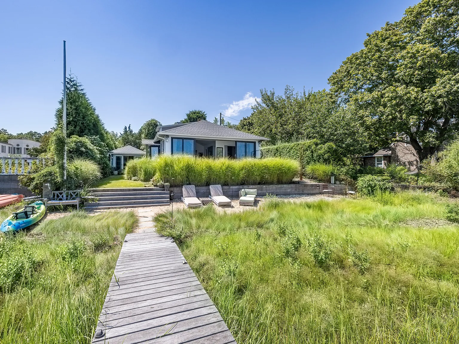 THE chicest Waterfront Bungalow with private beach and dock — Photo 4