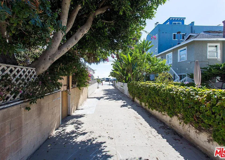 Walk street to the beach