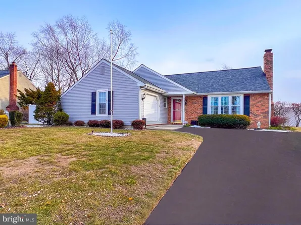 628 S Queen Anne Dr, Fairless Hills, PA 19030