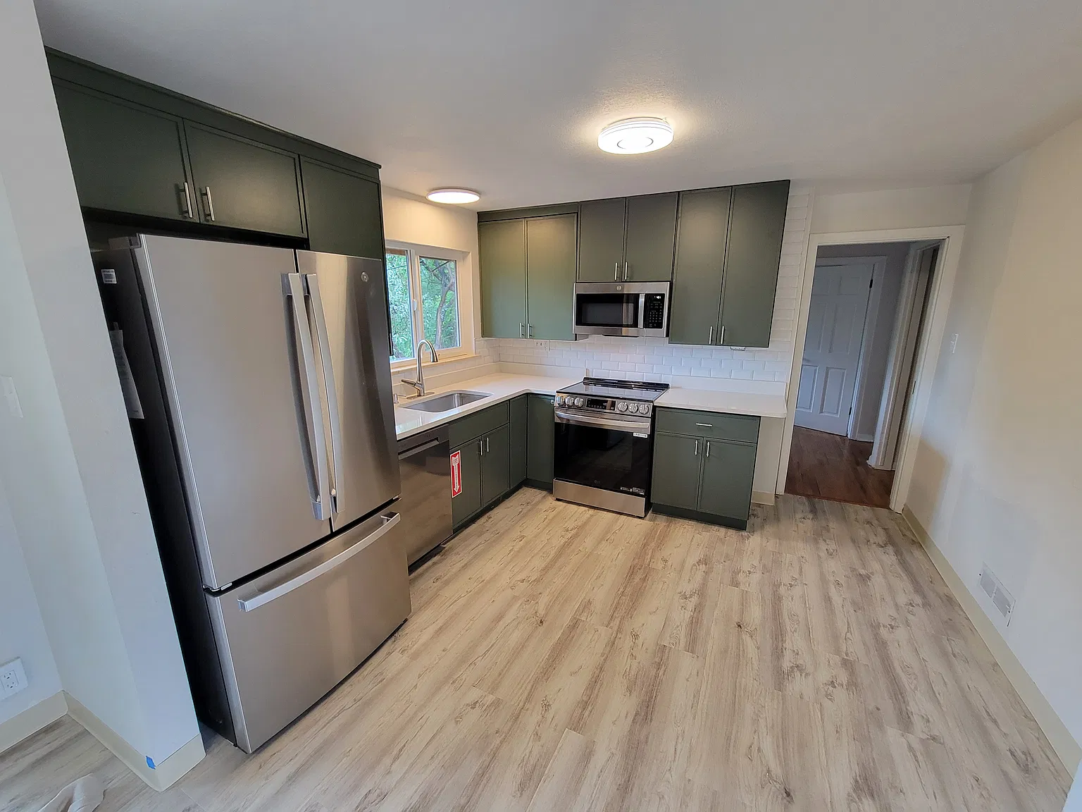 8 bed, 2497 sqft, $13,600 — Photo 3