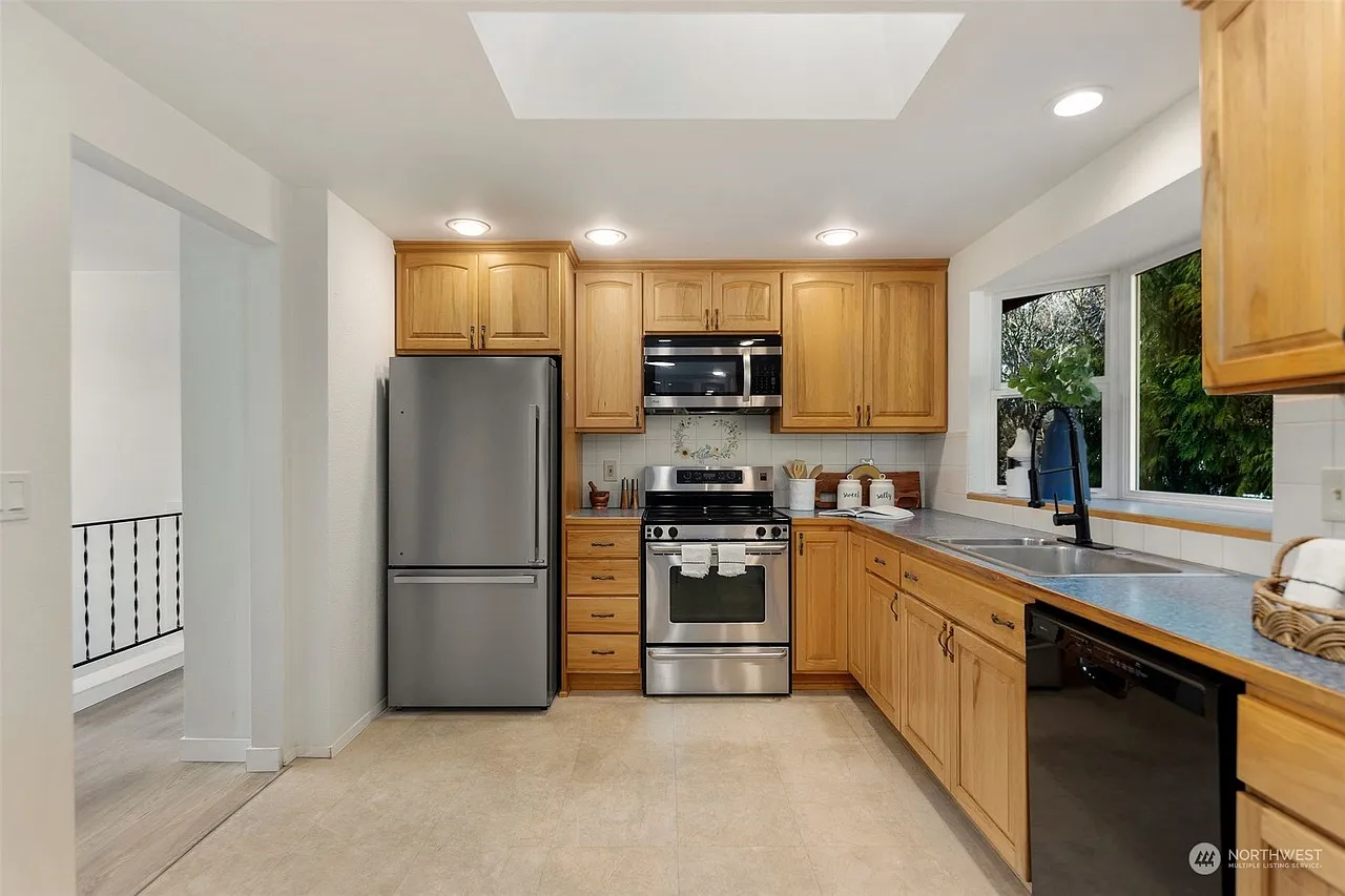 3 bed, 1200 sqft, $3,500 — Photo 3
