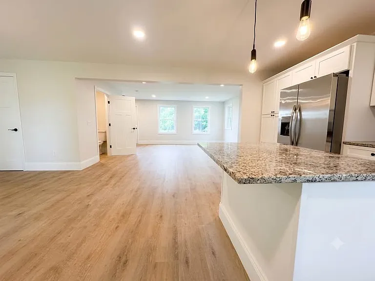 546 Main St — Photo 3
