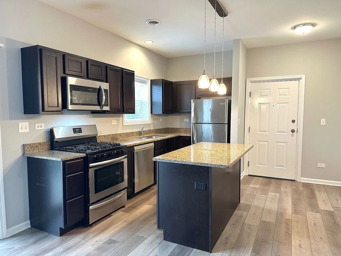 1 bed, 730 sqft, $1,650 — Photo 2
