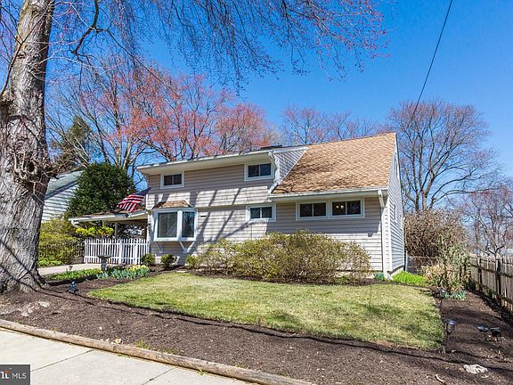 4th image of 1606 Bradley Ave