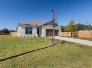 102 Hunts Landing Dr, Kathleen, GA 31047