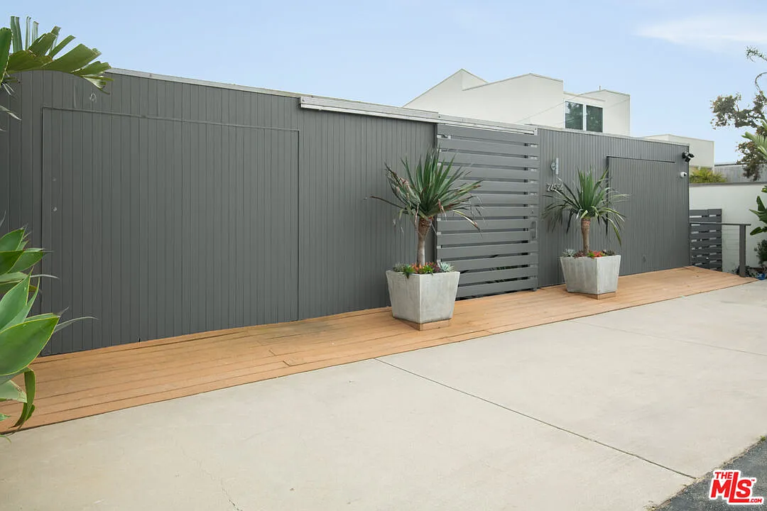 3 bed, 2.0 bath, 1471 sqft, $28,500 — Photo 2