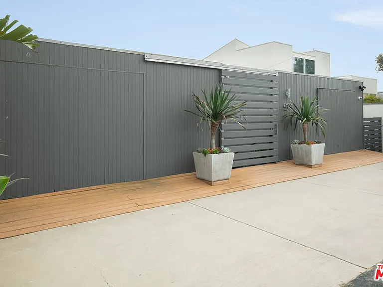 24554 Malibu Rd — Photo 2